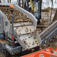 Kompatto 221 mobile compact screener processing rocks