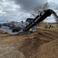 mobile-vibrating-screeners-on-site-recycling-of-demolition-debris-komplet-america